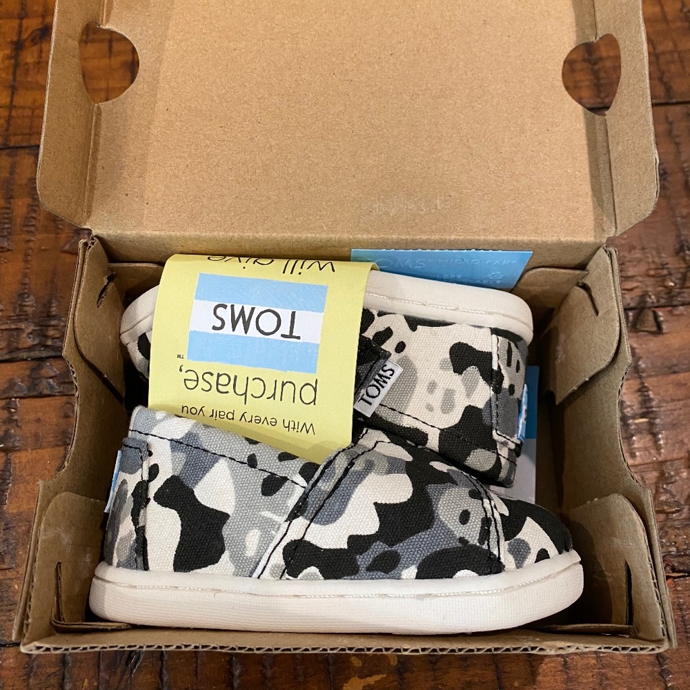 Tiny TOMS camo panda black white shoes sz 4